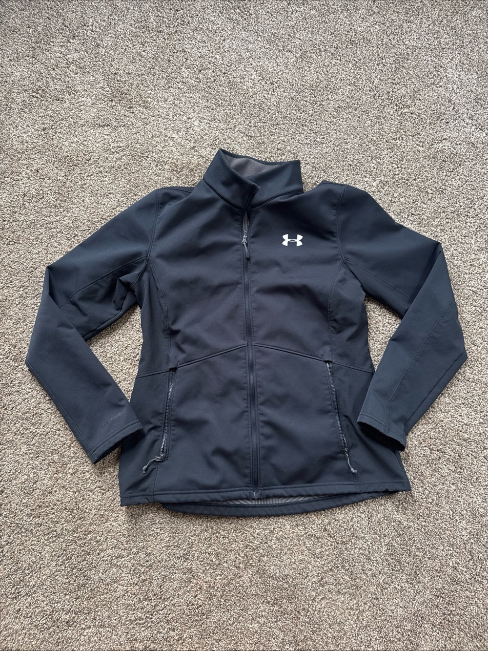 Under Armour Women’s Fitted Large but fits Medium Black Softshell Jacket
